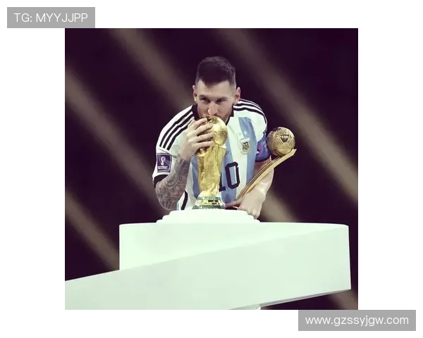 世界杯决赛激战！梅西与C罗再度对决，谁将捧起足球最高荣誉奖杯